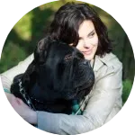 Наталія Гаврилюк обнімає собаку